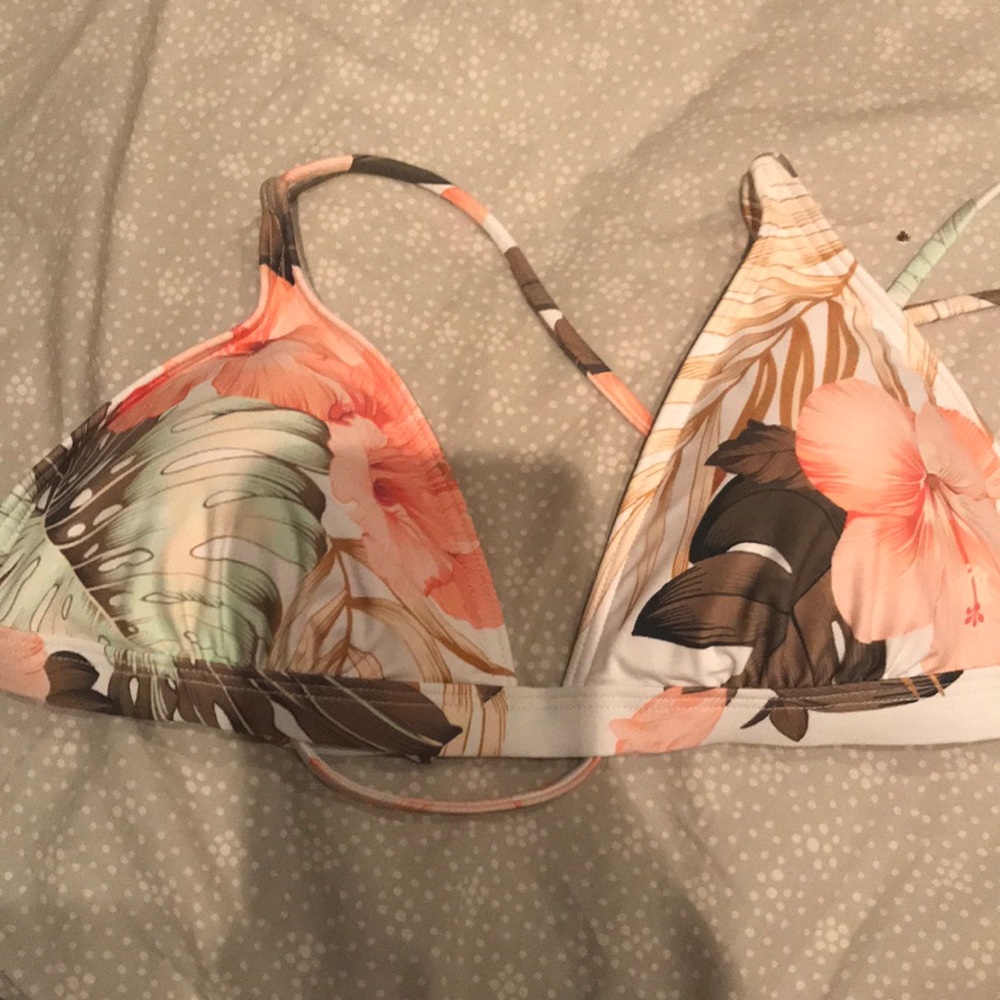 NWOT RIPCURL TOP. EXCELLENT CONDITION